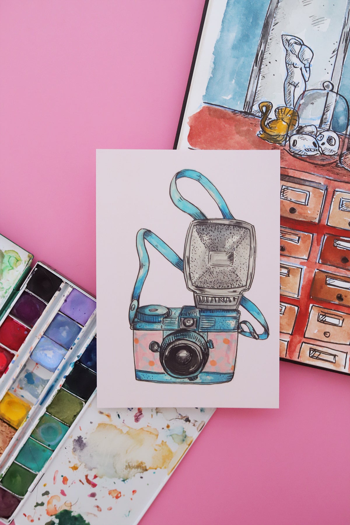 Carte postale vintage avec image d'un appareil photo ancien, illustrant un design rétro et nostalgique.