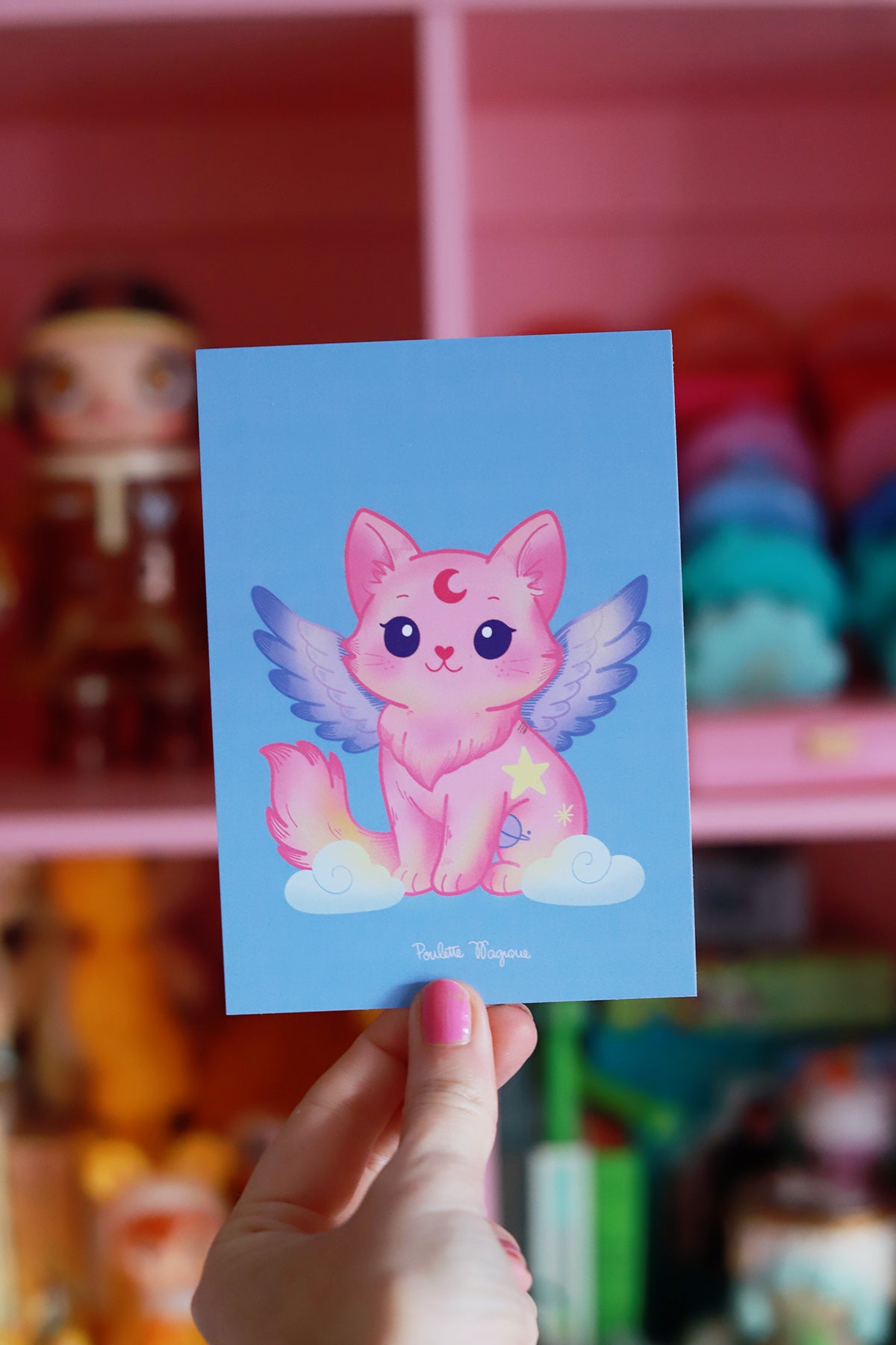Carte postale Chat ailé de la marque Shop Magique, illustration colorée d'un chat avec des ailes fantastiques.