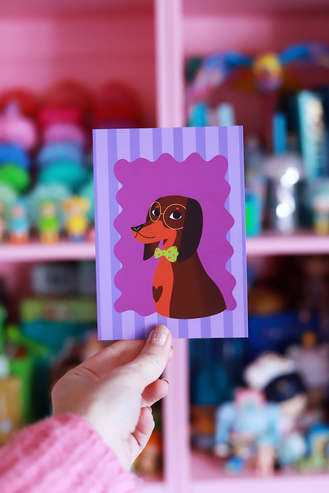Carte postale avec portrait de teckel pour enfant, illustrée, colorée, conçue par Shop Magique, idéale pour envoyer ou décorer.
