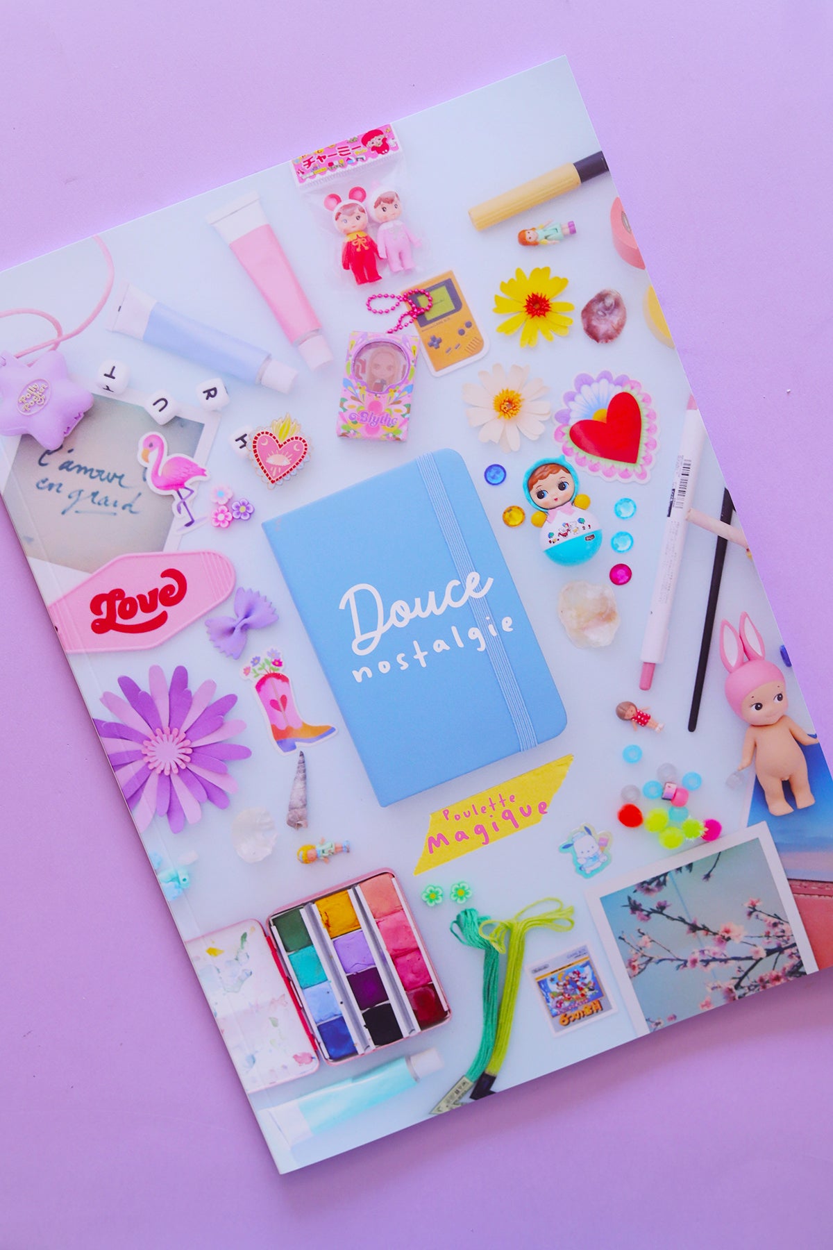 Livre "Douce Nostalgie" de Shop Magique avec couverture en papier, évoquant une ambiance rétro et chaleureuse.