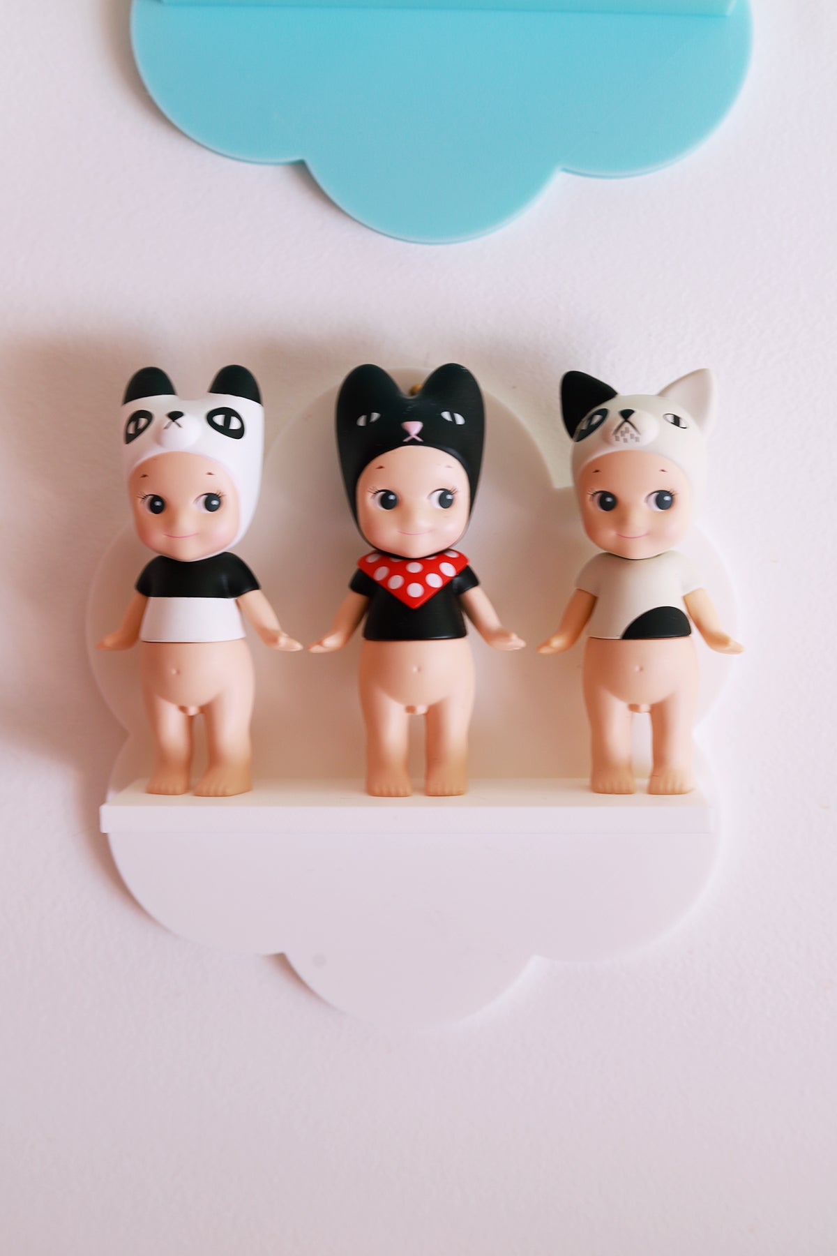 Étagère murale Fleur blanche de Shop Magique, décoration intérieure avec motif floral en bois peint blanc.