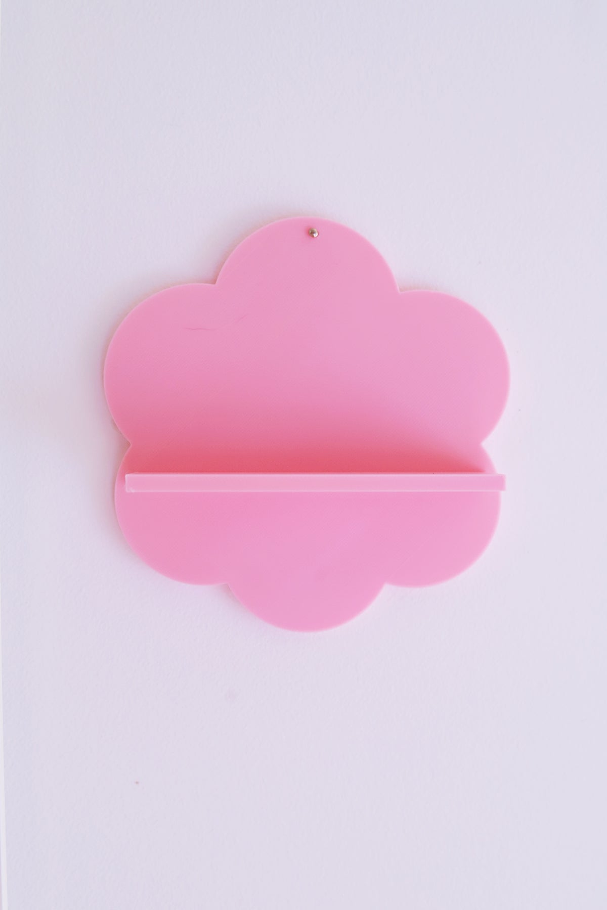 Étagère murale Fleur rose de Shop Magique, support décoratif avec motif floral rose, en bois ou métal, fixée au mur.