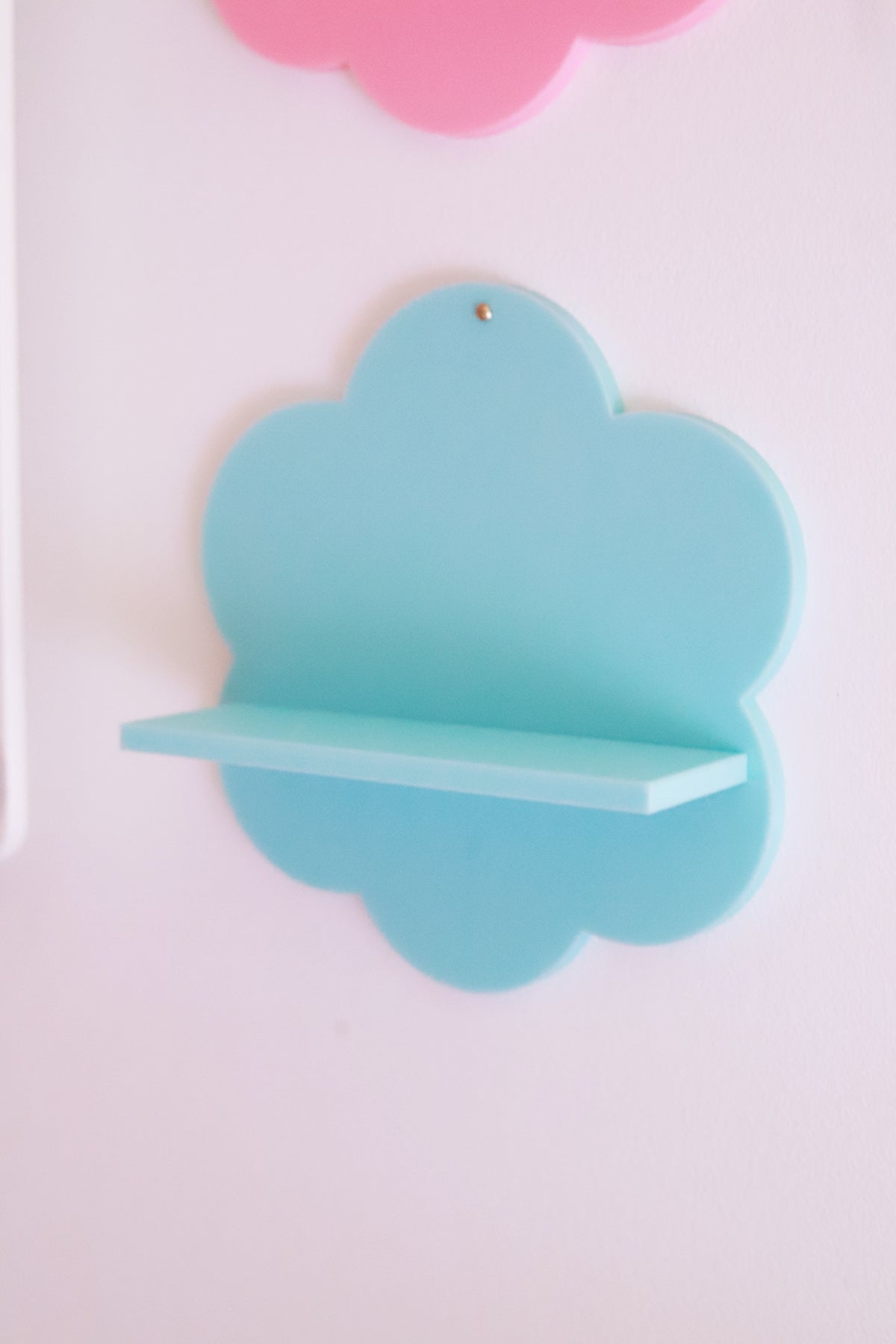 Étagère murale Fleur bleue de Shop Magique avec supports en métal et décoration florale en céramique.