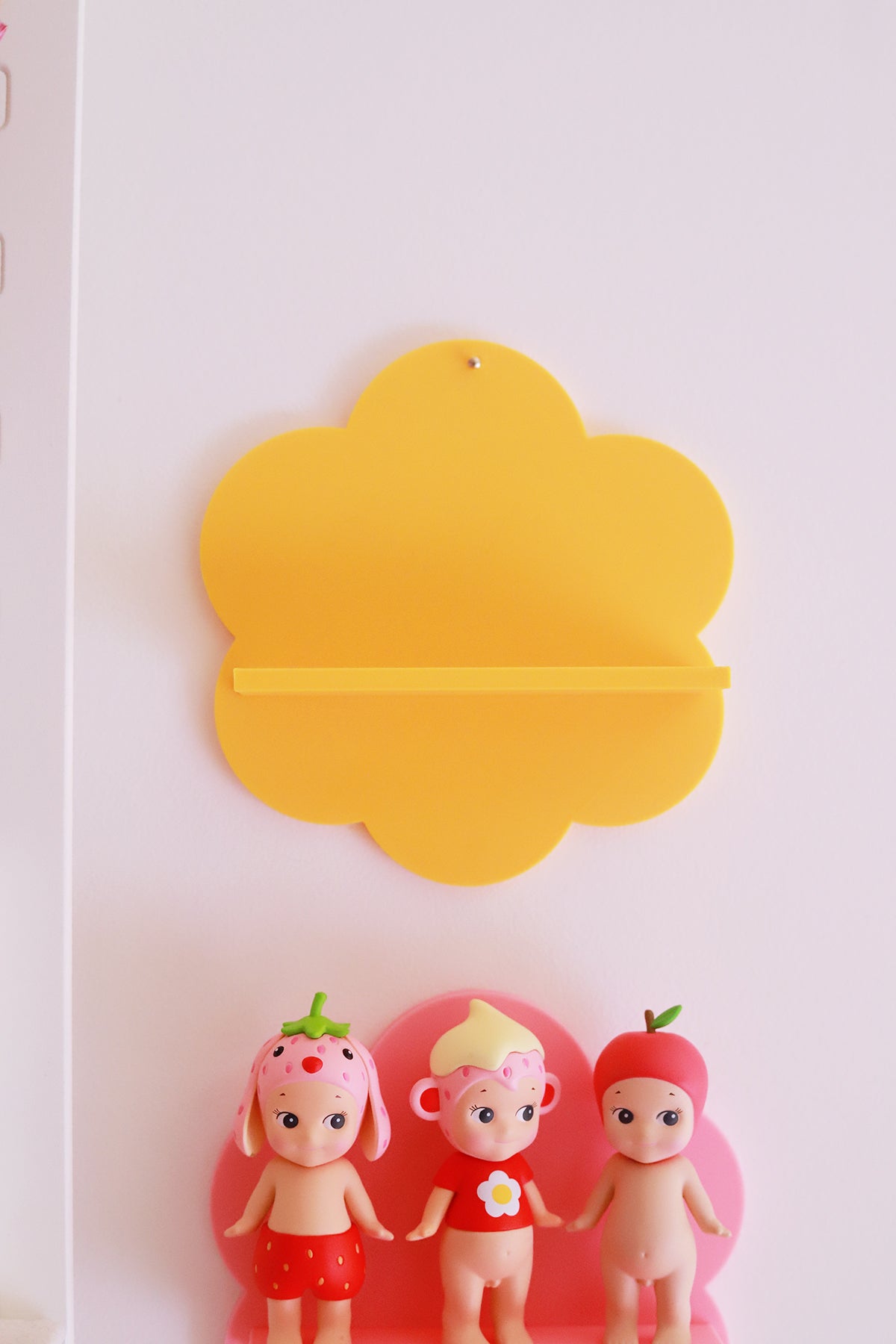 Étagère murale Fleur jaune de Shop Magique avec décoration florale en métal pour rangement intérieur.
