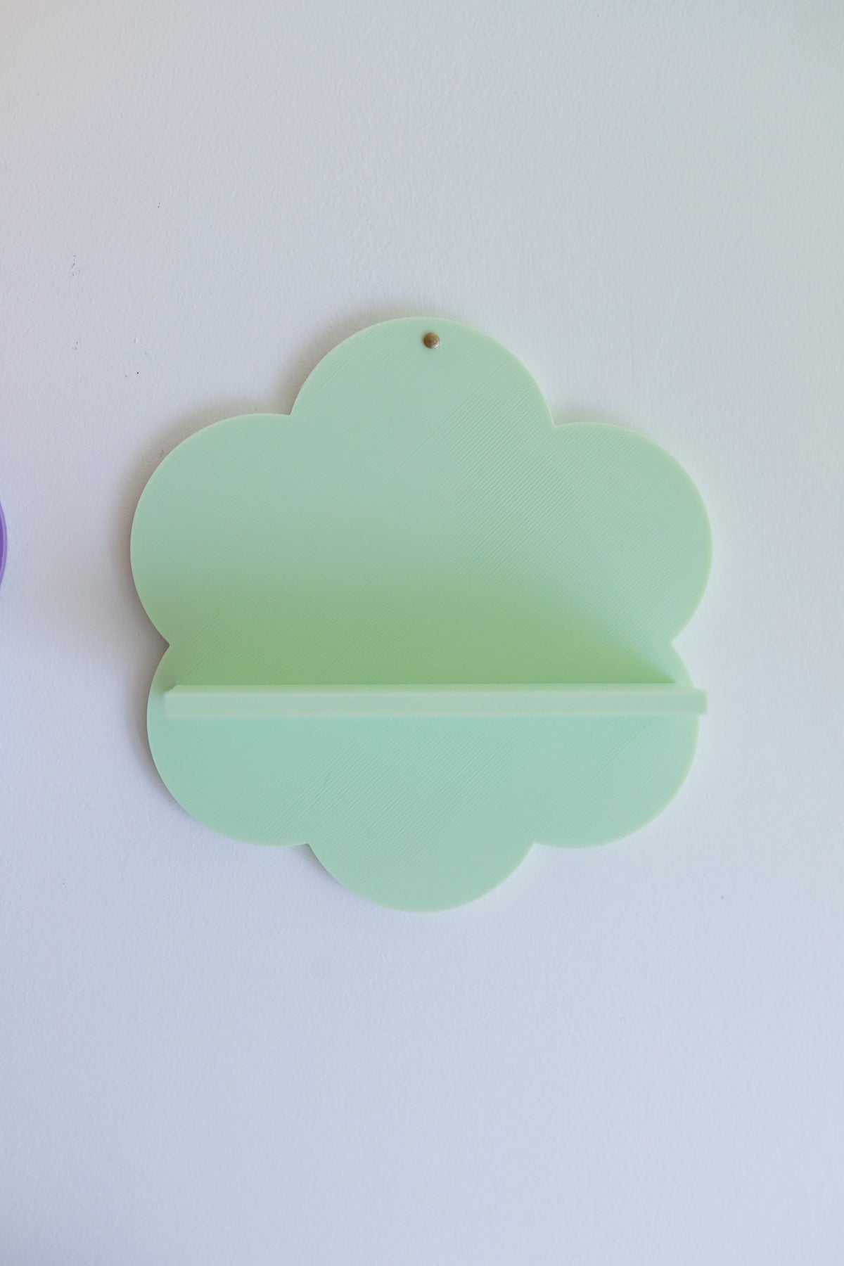 Étagère murale Fleur Menthe de Shop Magique, en bois avec décor floral, fixée au mur pour rangement ou décoration intérieure.