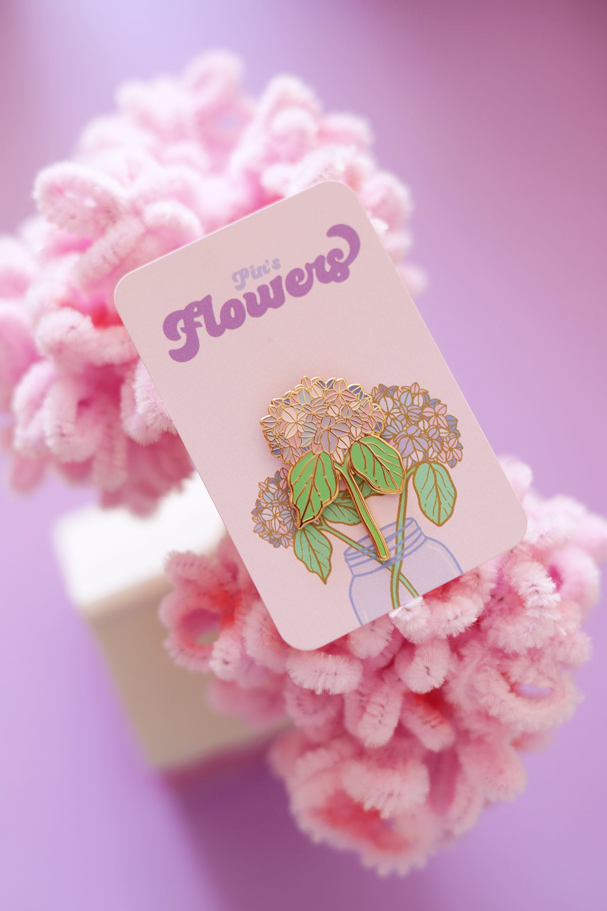 Pin's hortensia de la marque Shop Magique, orné d'une fleur d'hortensia colorée, parfait pour accessoires de mode.