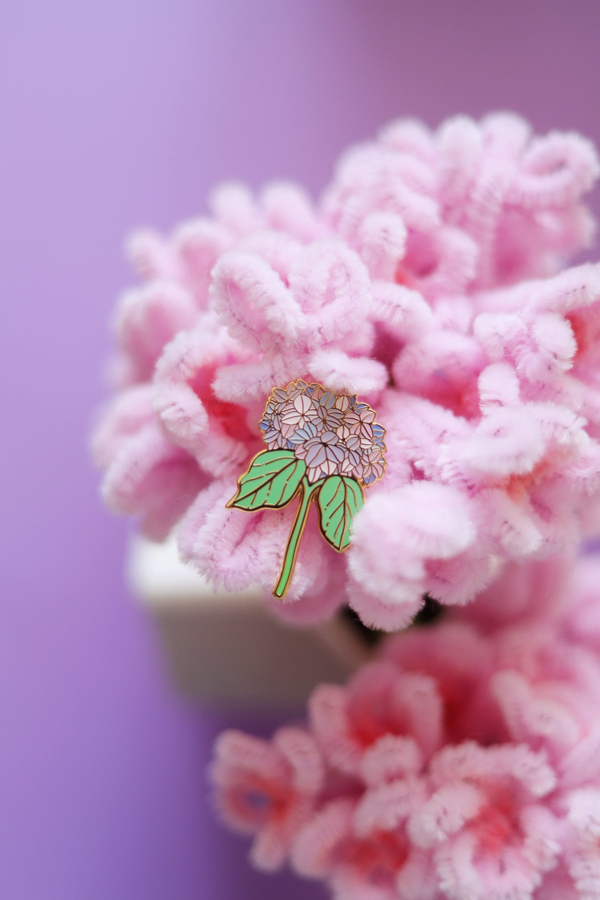Pin's hortensia de Shop Magique, décoration en forme de bouquet d'hortensia avec détails colorés, idéal pour accessoires.