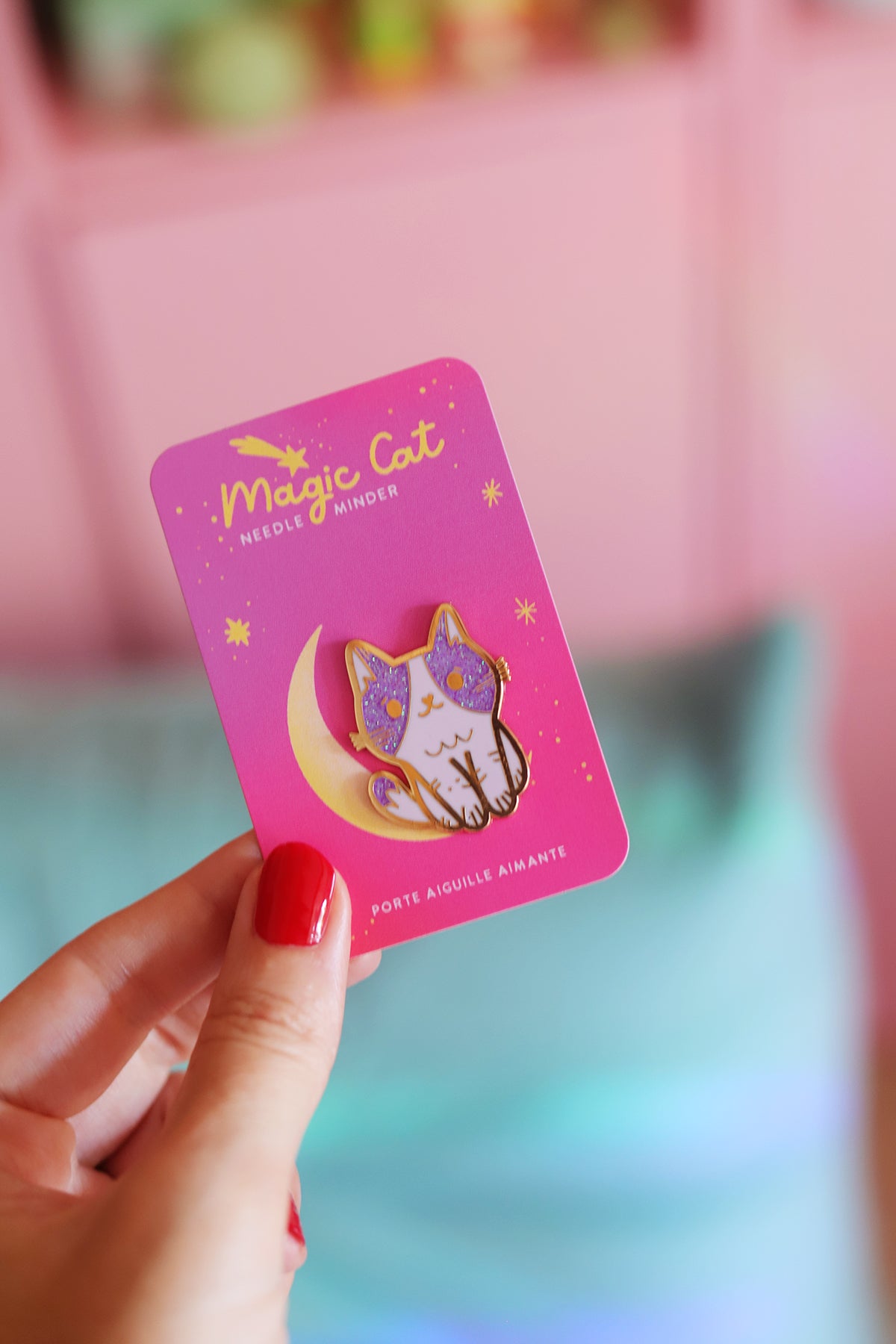 Broche aimantée Chat Magique Needle Minder pour porte-aiguilles, accessoire de couture avec motif de chat enchanté.