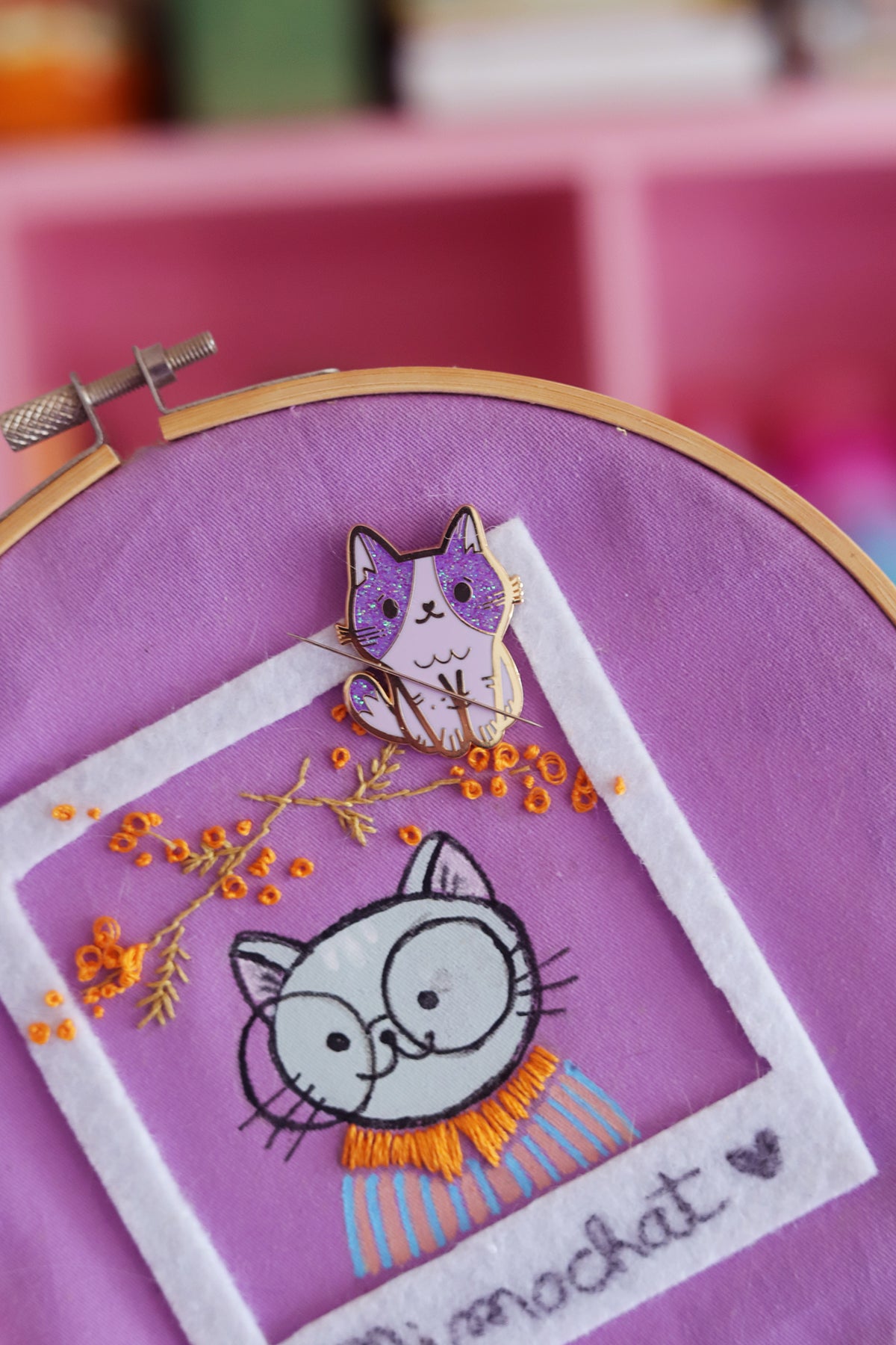 Pin's Aimanté Chat Magique, porte-aiguilles avec motif de chat, conçu par Shop Magique, visible en image.