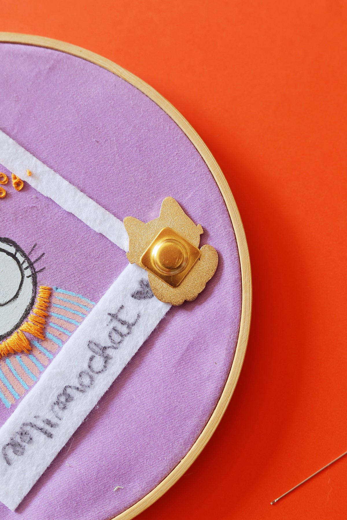Pin's Aimanté Chat Magique, porte-aiguilles avec design de chat, en métal coloré, idéal pour brodeuses et passionnées de chats.