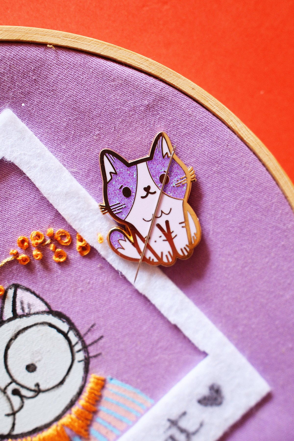 Pin's Aimanté Chat Magique Needle Minder, porte-aiguilles avec design de chat enchanté, pour broderie et couture.