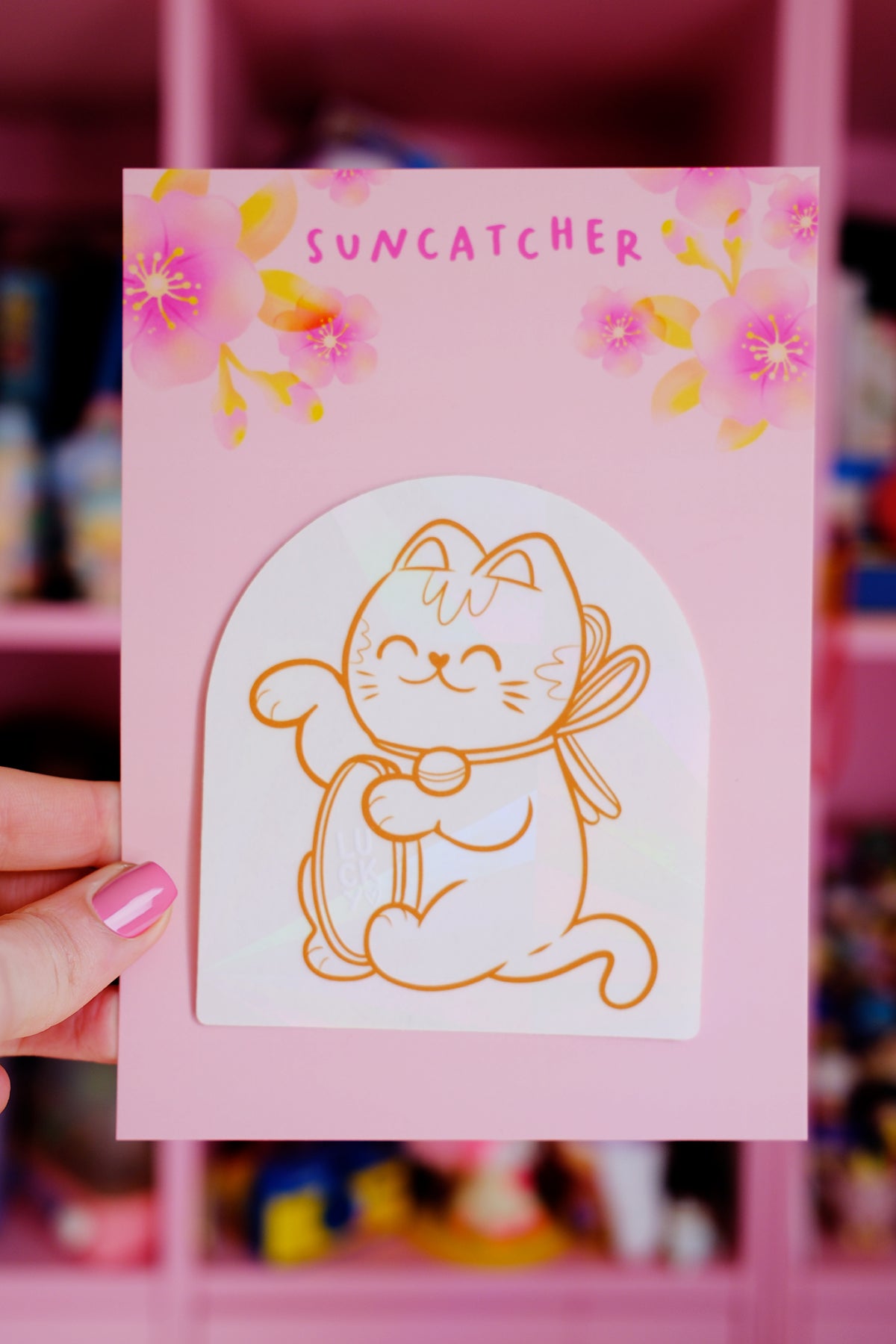 Vitrail en forme de Maneki Neko magique, décor d'arc-en-ciel par Créateur d'arc-en-ciel, symbole de chance et de magie.