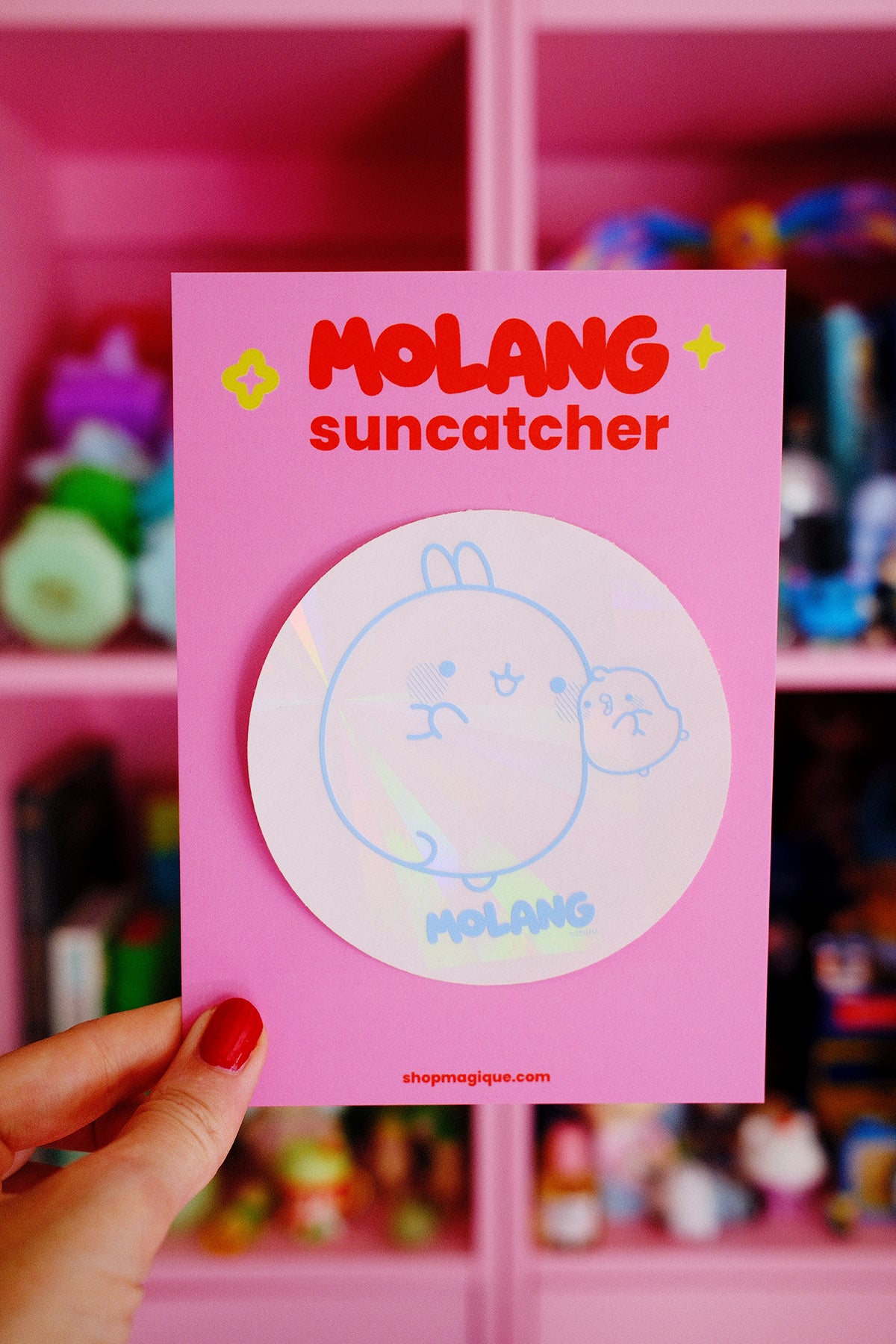 Vitrail en sticker Suncatcher "Molang" de Shop Magique, motif mignon de lapin Molang avec arc-en-ciel coloré.