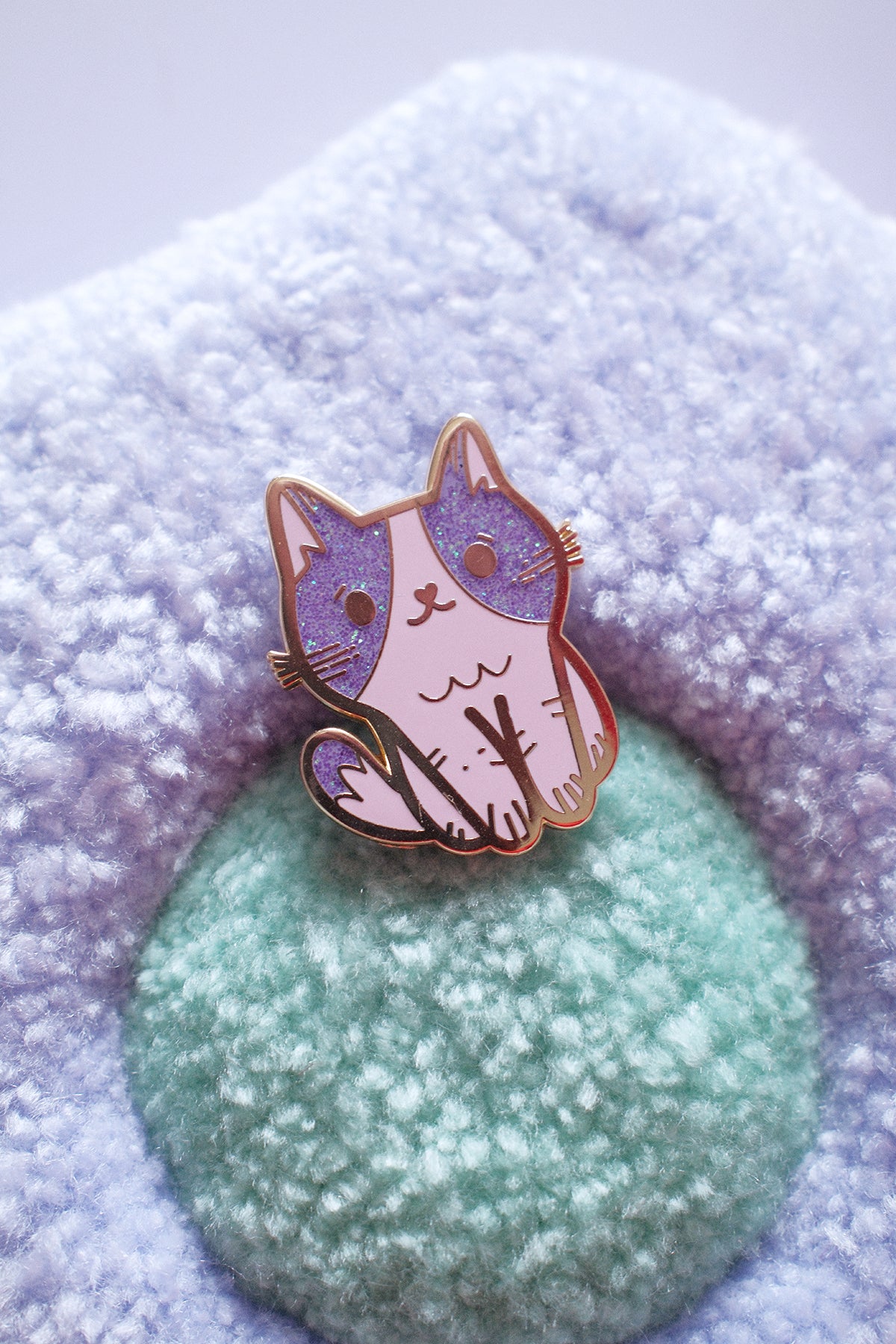 Pin's Magic Cat de Shop Magique, pin's coloré représentant un chat magique avec détails charmants, idéal pour accessoires.