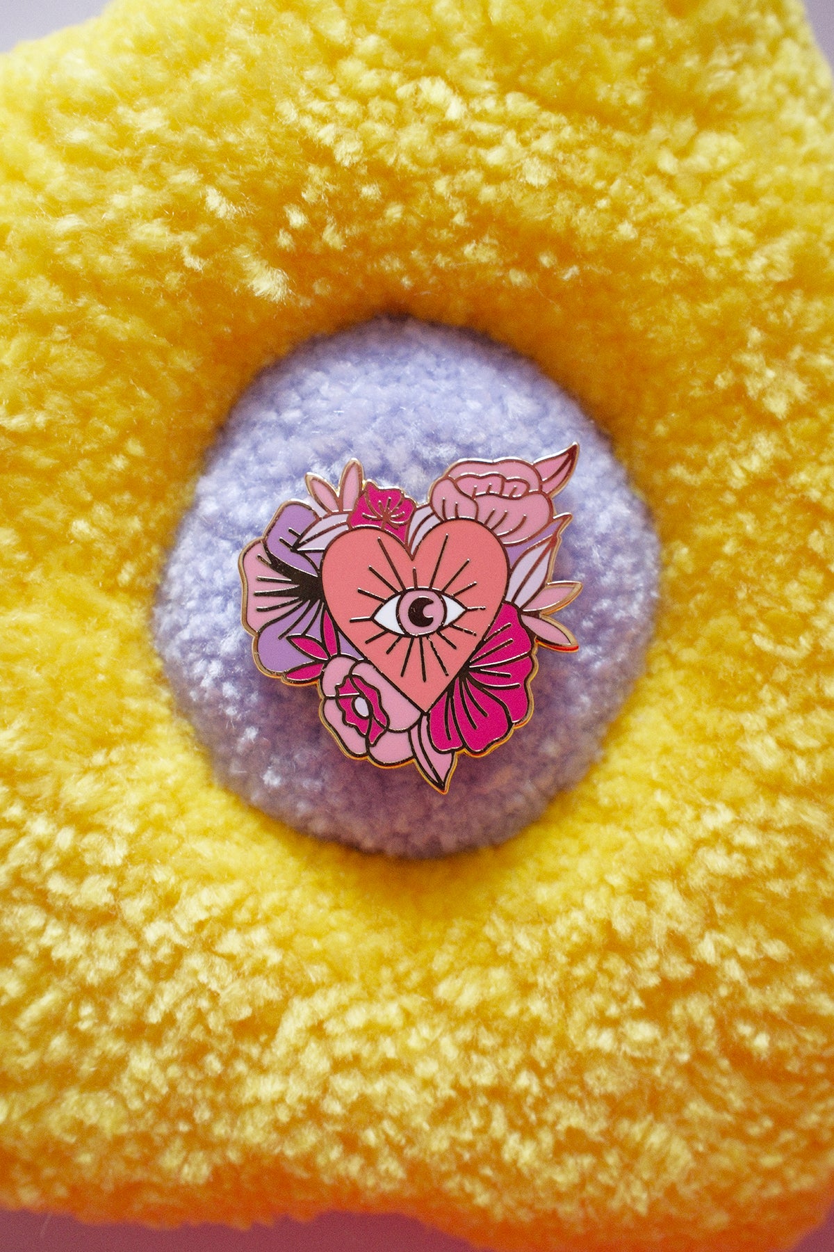 Pin's ex-voto fleurs de la marque studiomagique, détail coloré avec motifs floraux, en métal fin et finition brillante.