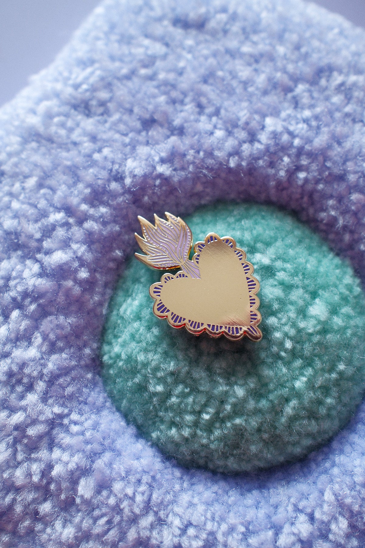 Pin's ex-voto magique en or de la marque studiomagique, détail fin et design mystérieux visible sur l'image.