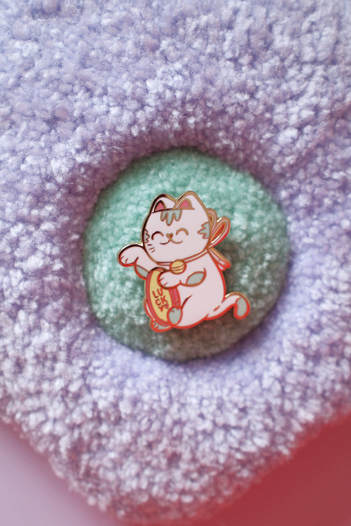 Pin's Maneki Neko de Shop Magique, petit pin en forme de chat porte-bonheur avec cloche dorée, détail coloré et artisanat japonais.