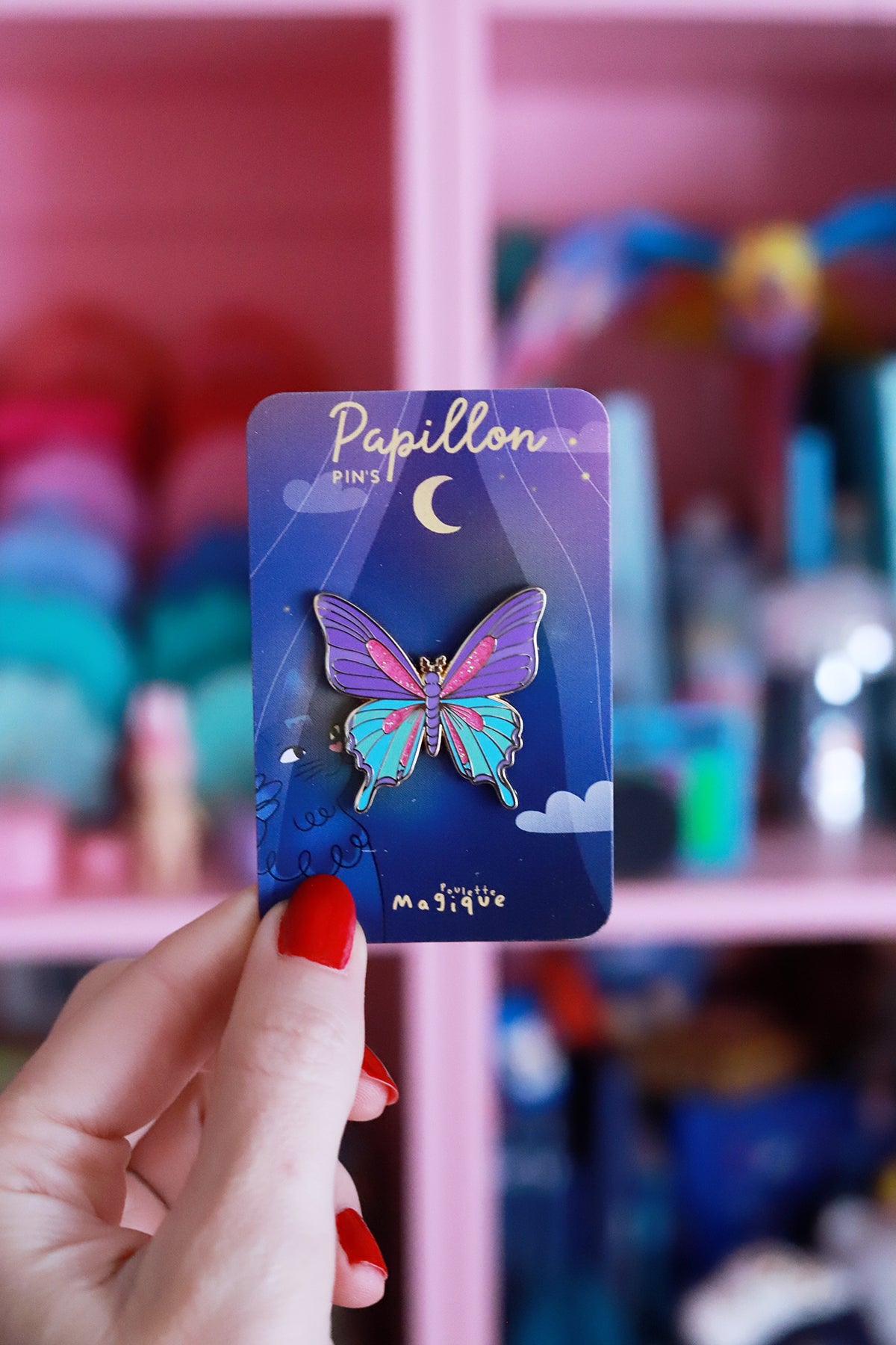Pin's Papillon de Shop Magique, petit pin's en forme de papillon coloré, idéal pour accessoires et collection.