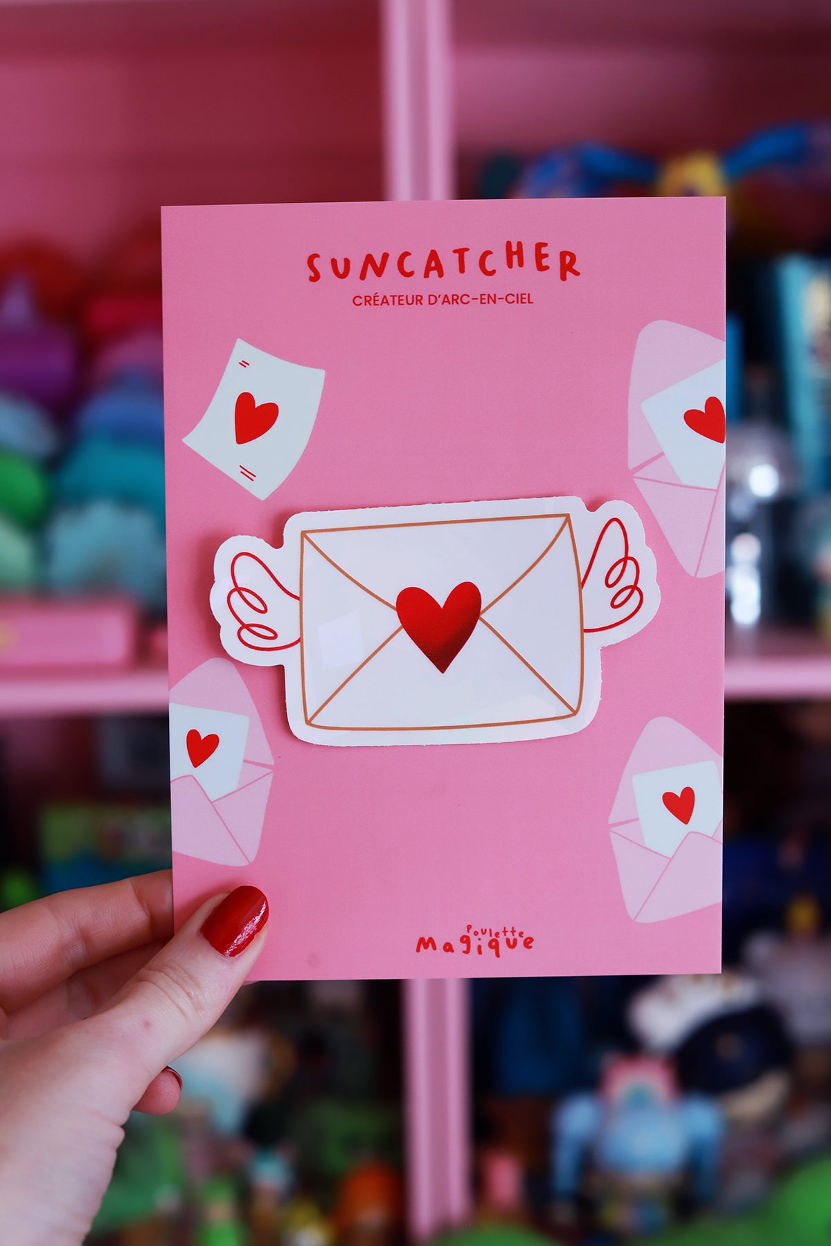 Autocollant vitrail "Love letter" de la sorcière bienveillante, décor en verre coloré avec motif de lettre d'amour.