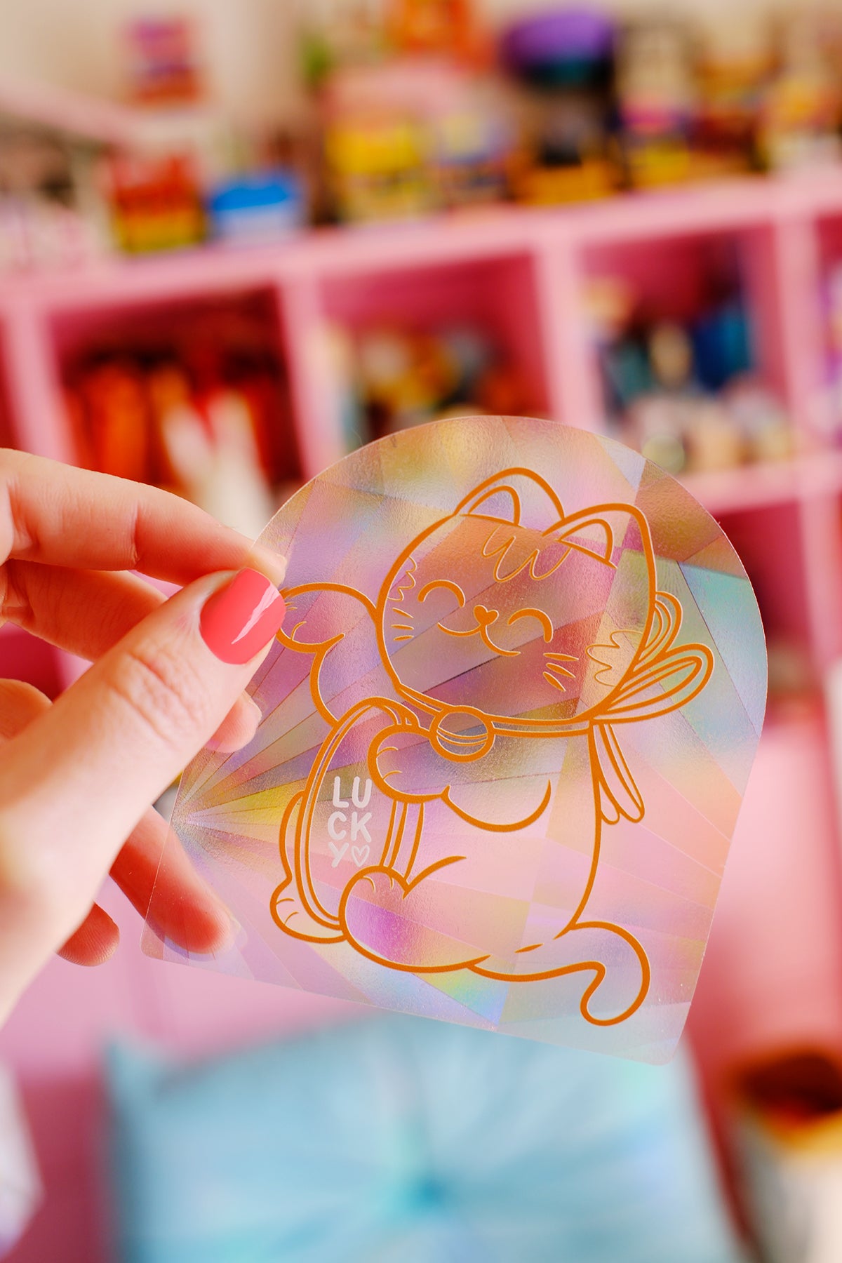 Autocollant de soleil Maneki Neko en forme de sorcière bonne, création d'arc-en-ciel, illustrant une sorcière mignonne et magique.