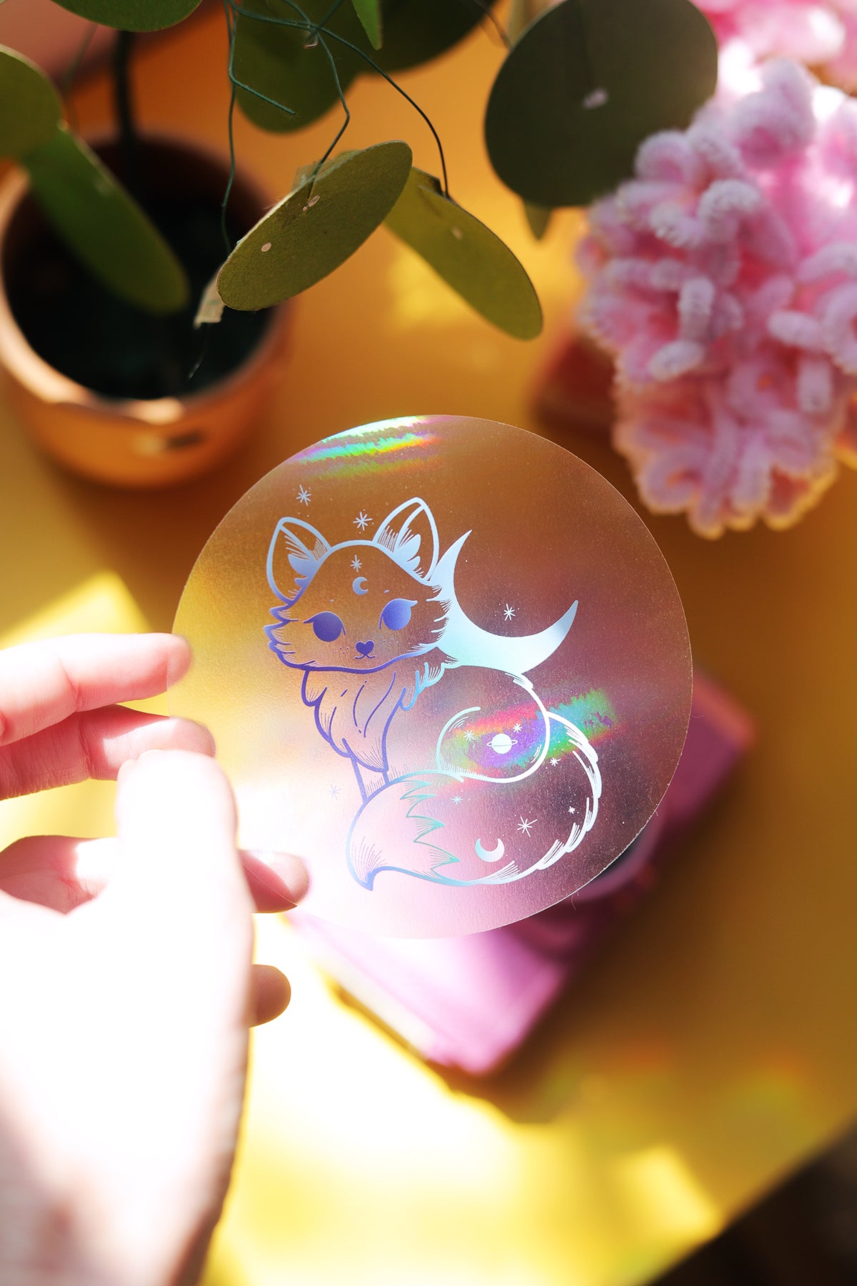 Autocollant vitrail "Renard astral" de la sorcière bonne, décor coloré avec un renard dans un style magique et féerique.